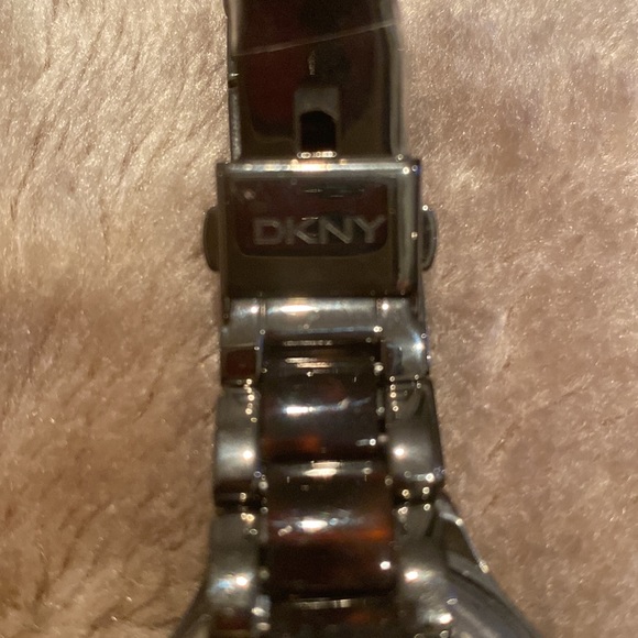 DKNY watch - unwanted gift - Picture 3 of 4